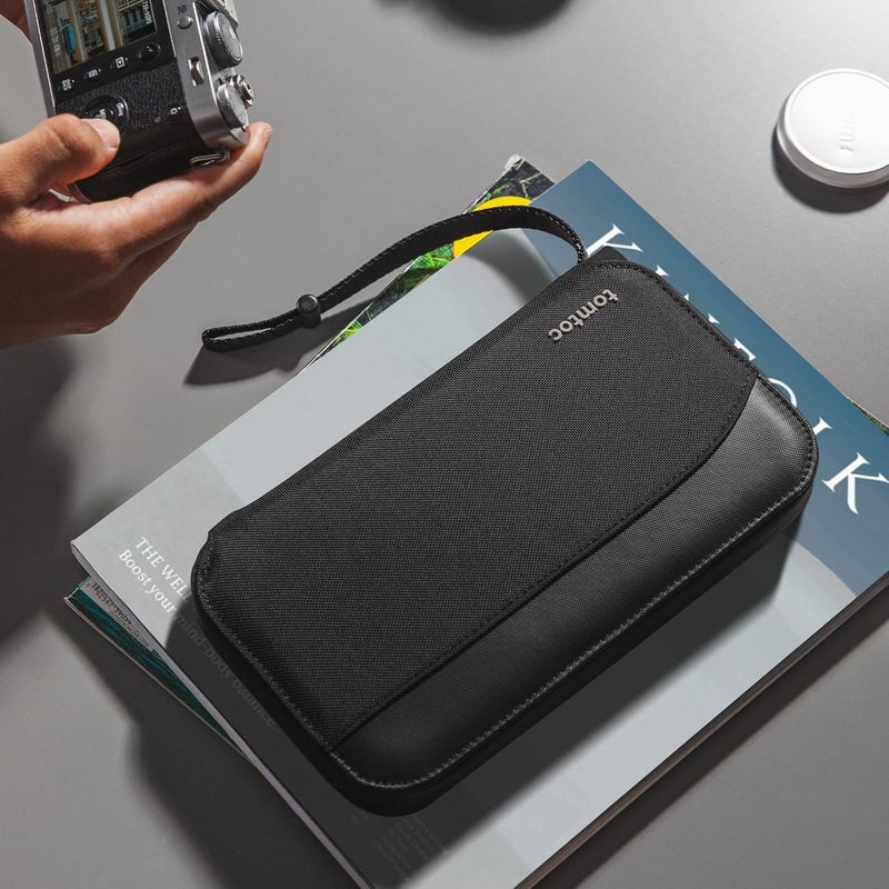 Tomtoc حافظة جواز سفر عائلية مع تقنية حجب RFID، محفظة جواز سفر للنساء والرجال، مع حامل Airtag وحامل بطاقة SIM ودبوس إخراج، منظم مستندات السفر مع حزام للمعصم، يتسع حتى 4 جوازات سفر، مقاوم للماء - Image 2